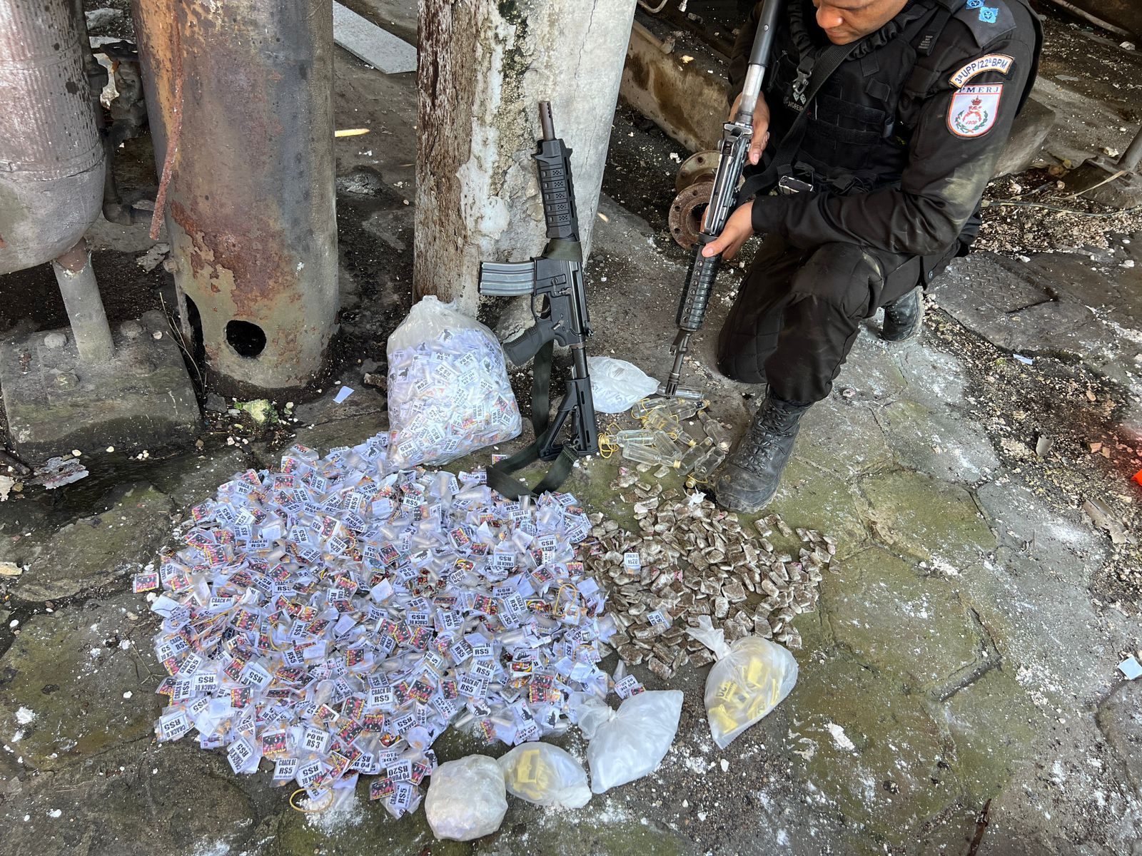 Batalhão da Maré apreende fuzil e farta quantidade de drogas em Manguinhos
